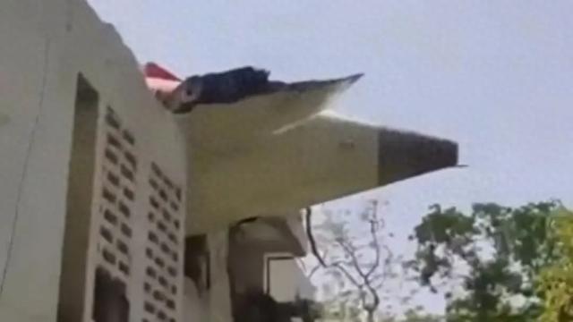 印度一波音787客(🈹)机坠毁机上242人、地面5名学生遇难！我驻印度使馆：机上无中国籍乘客